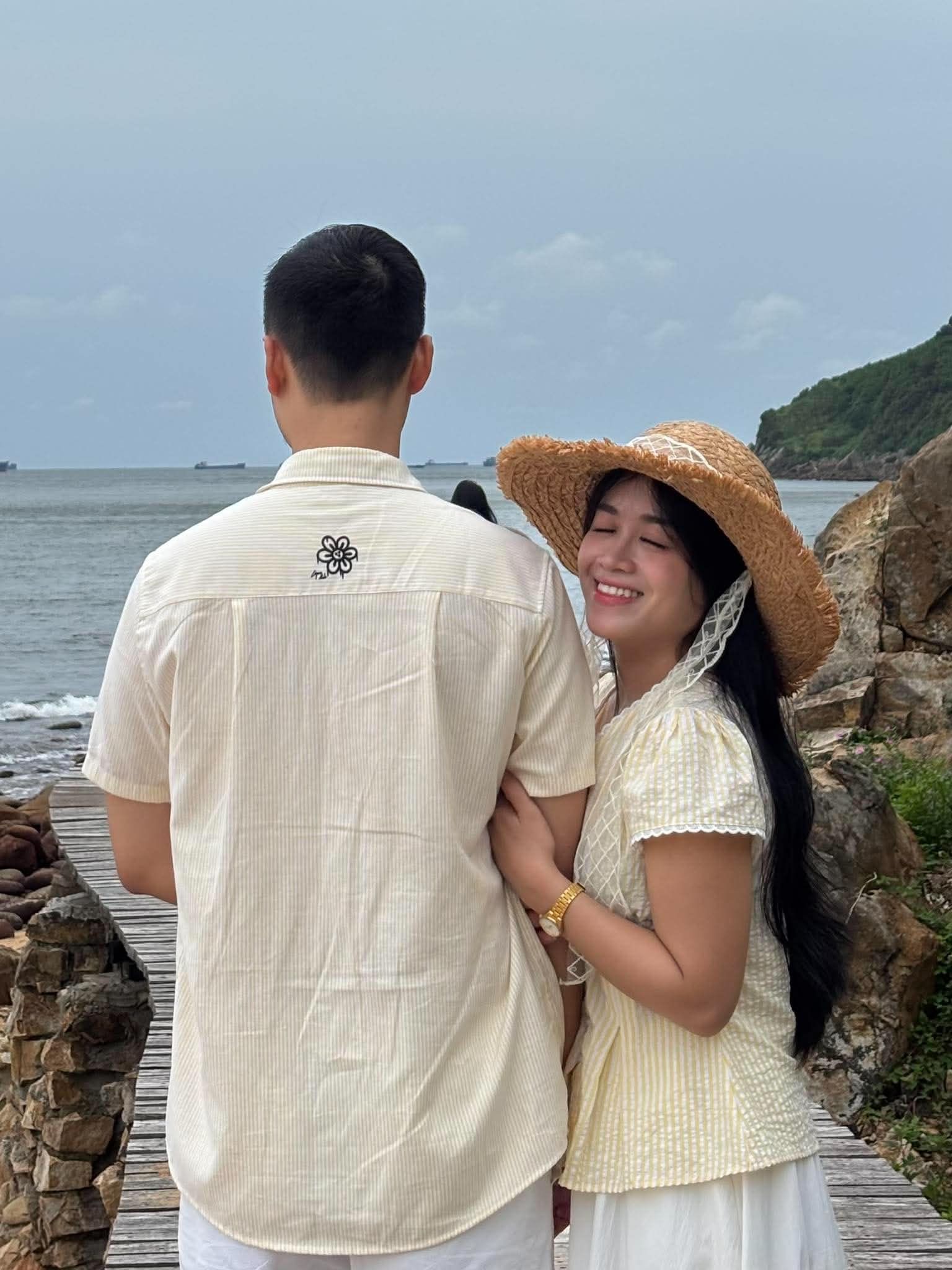 Dung và Tùng bên nhau trên bờ biển