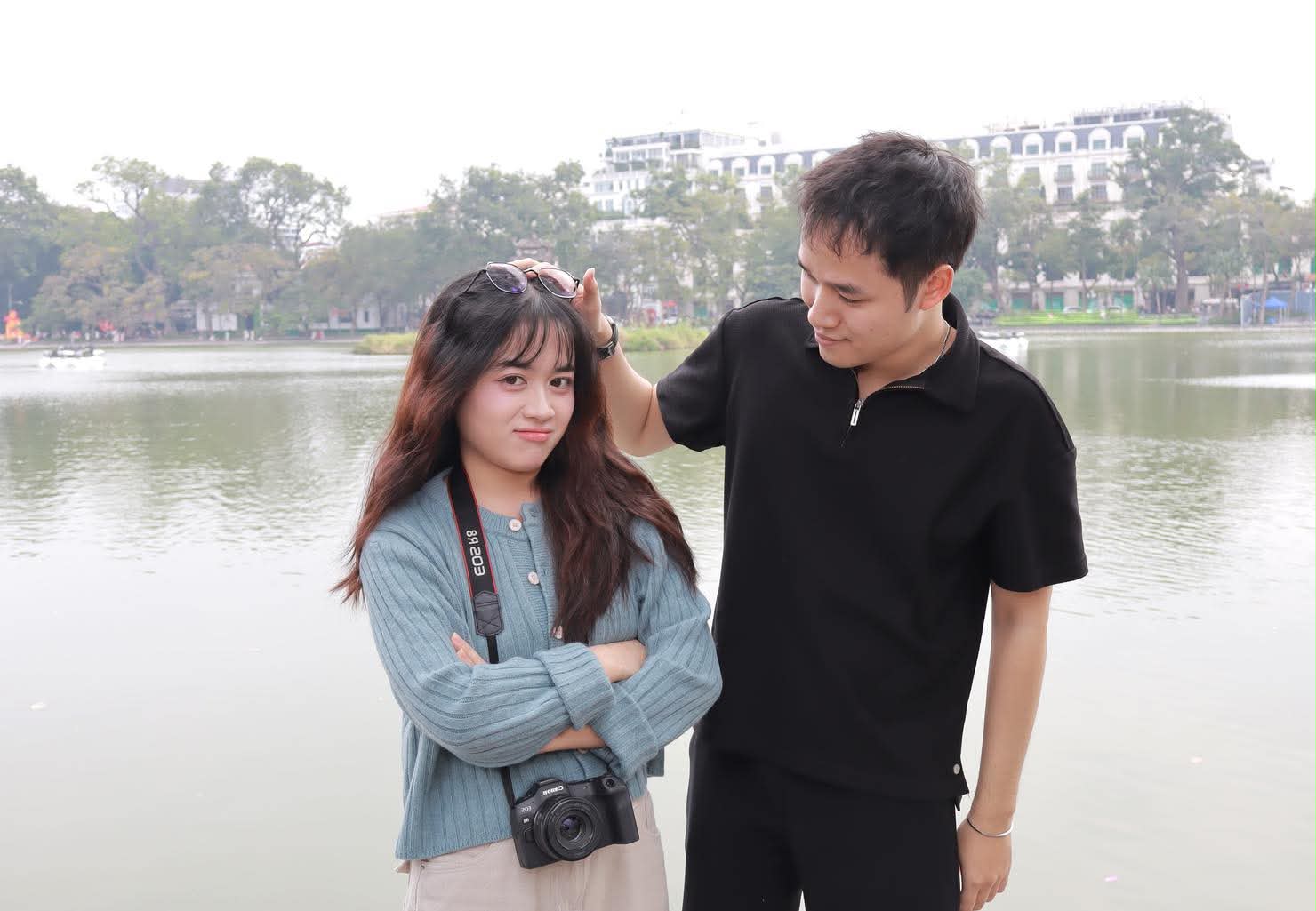 Dung và Tùng lưu giữ khoảnh khắc bên hồ