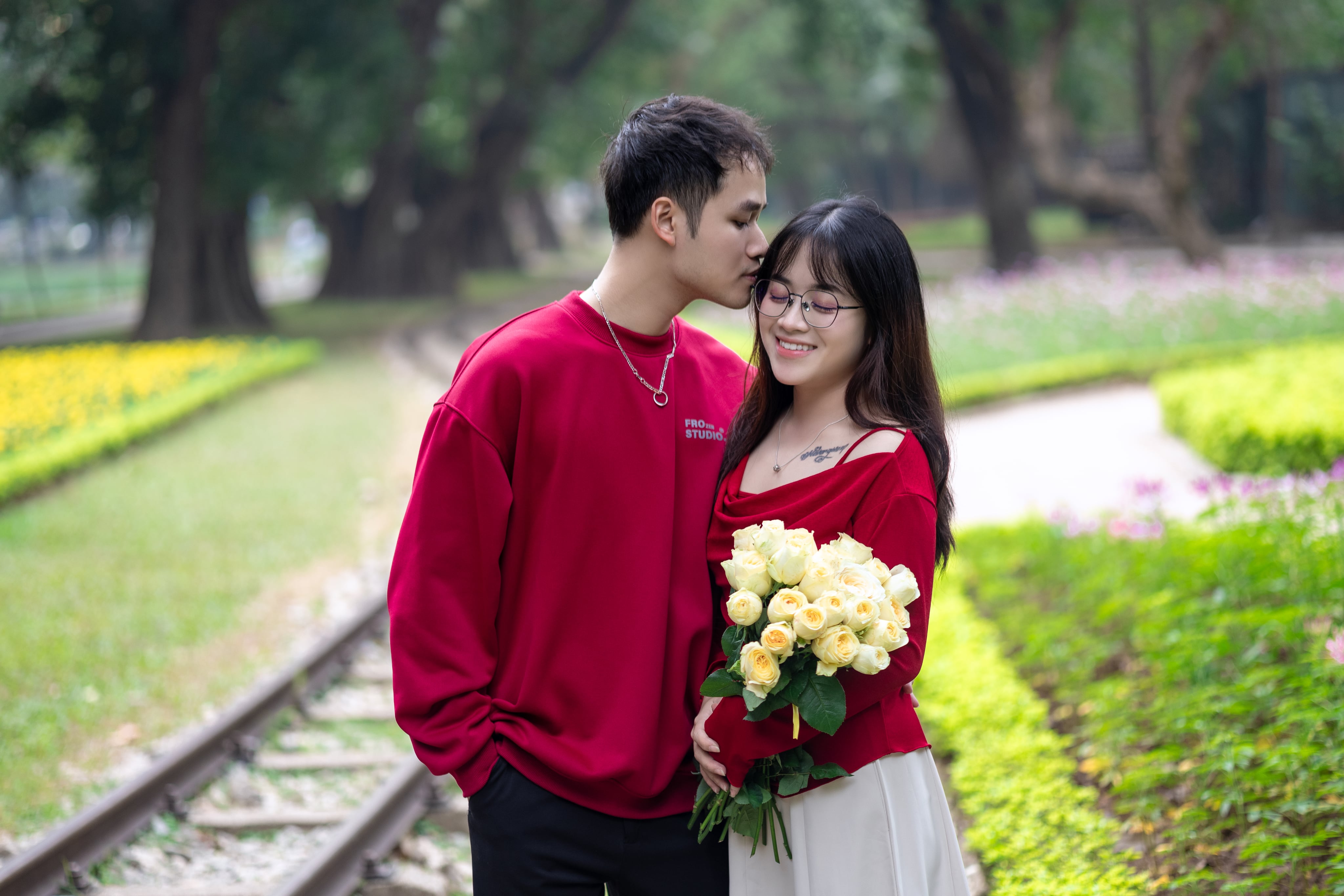 Dung và Tùng lưu giữ kỷ niệm tại Hà Nội
