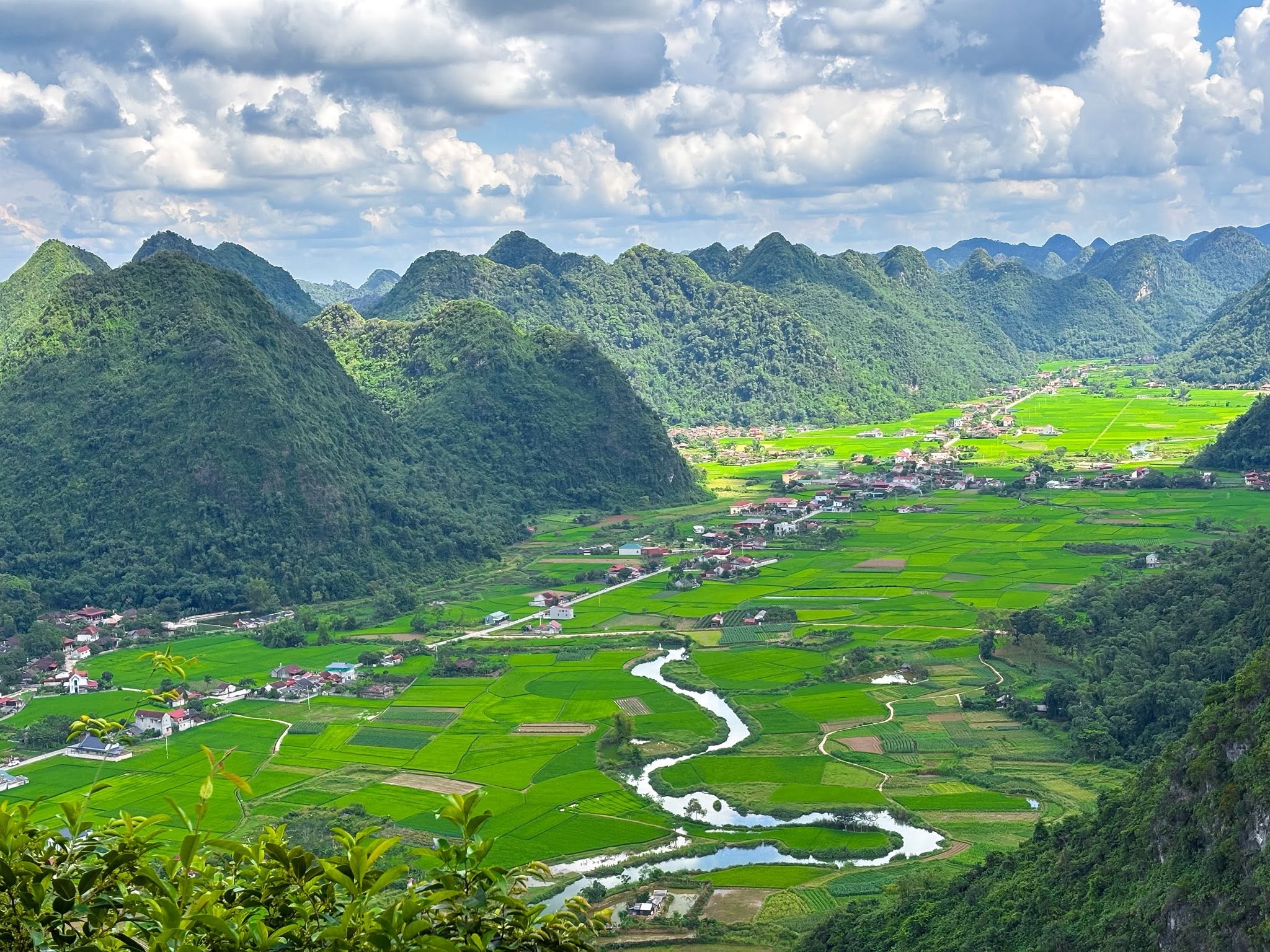 Dung và Tùng lưu giữ kỷ niệm tại Lạng Sơn